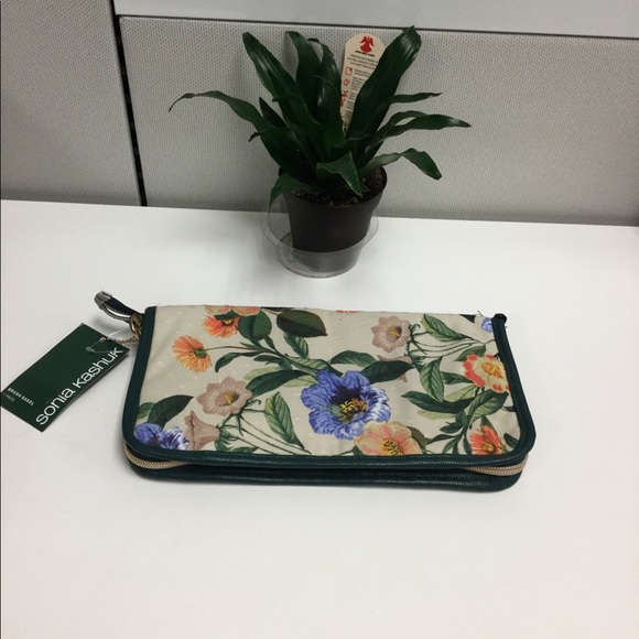 Handbags - NWT Makeup Brush Case/Easel